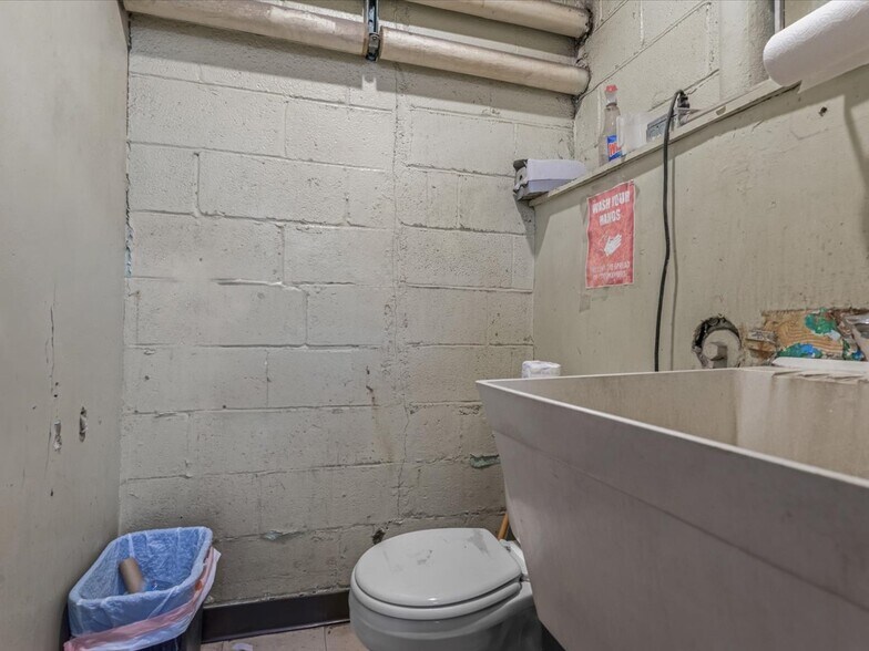 More Photos Of 3180 Lawson Blvd, Oceanside Storefront For Sale