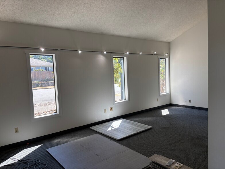 More Photos Of 831 NE Avery St, Newport Light Manufacturing For Lease