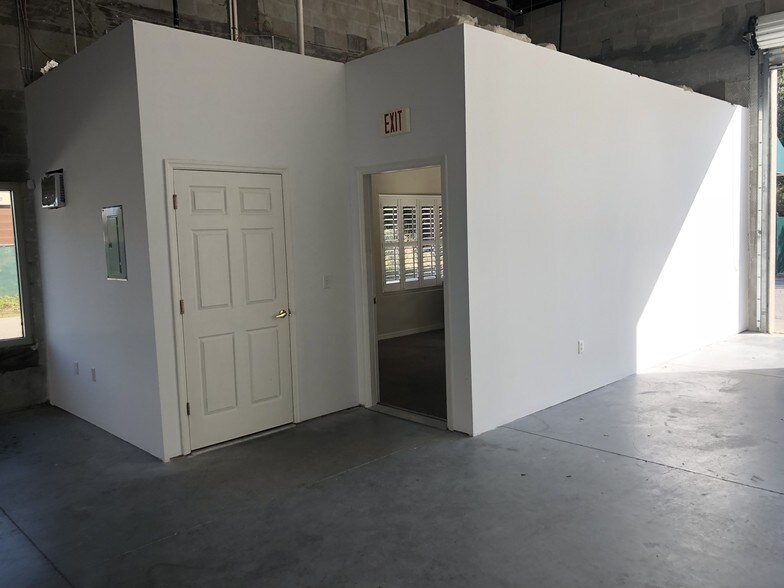 More Photos Of 1050 Innovation Ave, North Port Warehouse For Lease