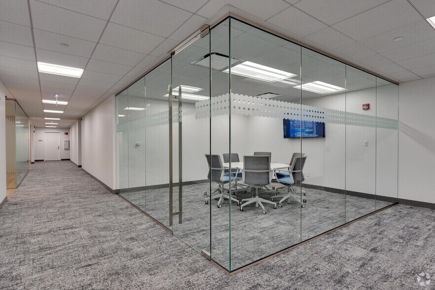 More Photos Of 2015 Spring Rd, Oak Brook Office For Lease
