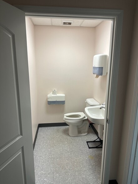 More Photos Of 1456 N Howe St, Southport Medical For Lease