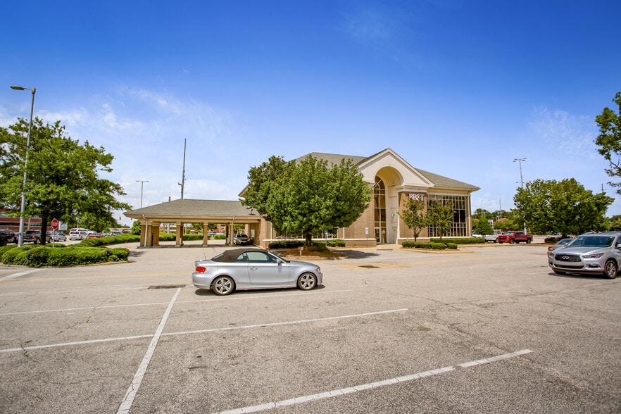 More Photos Of 102-400 Westwood Shopping Ctr, Fayetteville Unknown For Lease