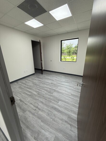 More Photos Of 15511 Jarvis Rd, Cypress Industrial For Lease