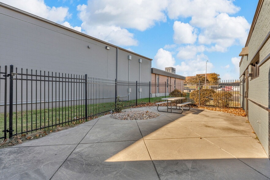 More Photos Of 400 SE Jefferson St, Topeka Flex For Sale