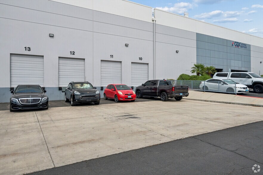 More Photos Of 4171 Distribution Cir, North Las Vegas Warehouse For Lease