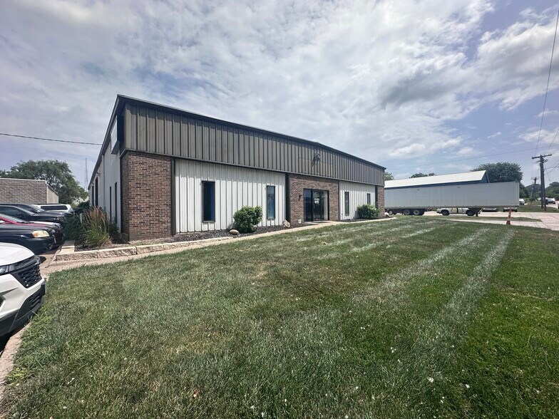 More Photos Of 2100 E Ovid Ave, Des Moines Service For Lease