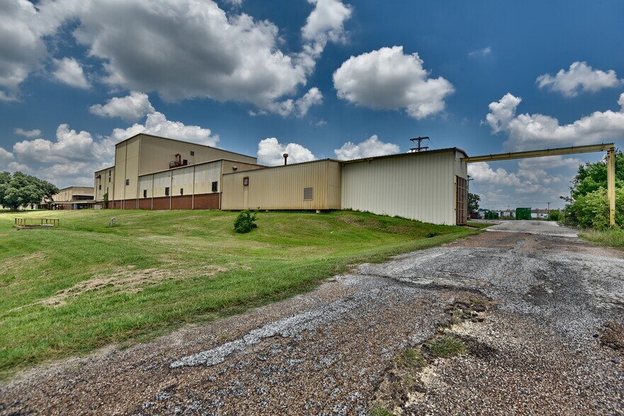 More Photos Of 1901 Longwood Dr, Brenham Manufacturing For Sale