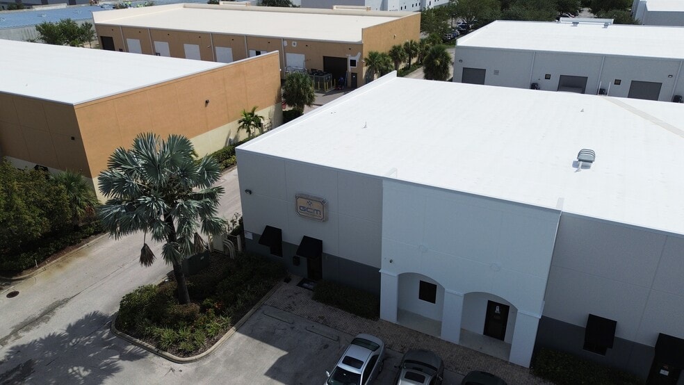 More Photos Of 16121 Lee Rd, Fort Myers Flex For Sale