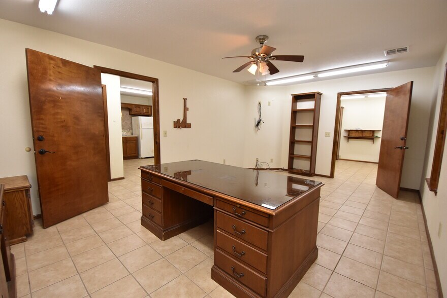 More Photos Of 701 W Broadway, Seminole Manufacturing For Sale