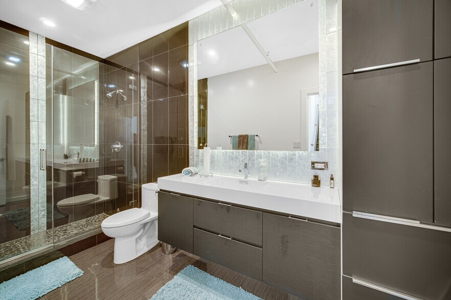 More Photos Of 2108-2260 Ferry Rd, Naperville Showroom For Sale