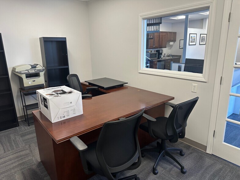 More Photos Of 246 Federal Rd, Brookfield Veterinarian Kennel For Sale