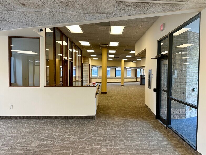 More Photos Of 3410-3430 SE University Ave, Minneapolis General Retail For Sale