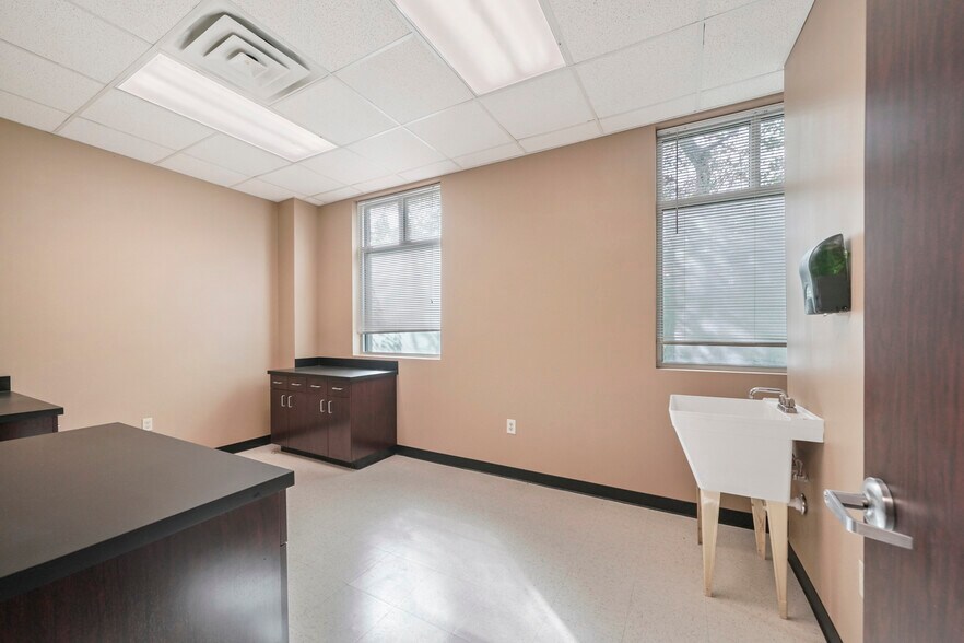 More Photos Of 3115 College Park Dr, Conroe Medical For Lease