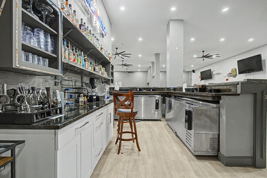 More Photos Of 102 W 4th St, Hearne Storefront For Sale