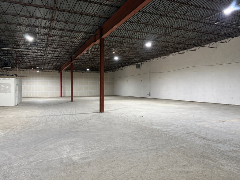 More Photos Of 14800 McKinley Ave, Posen Warehouse For Lease