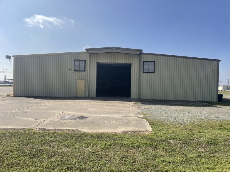 More Photos Of 1914 Whitehead dr, DeWitt Showroom For Sale