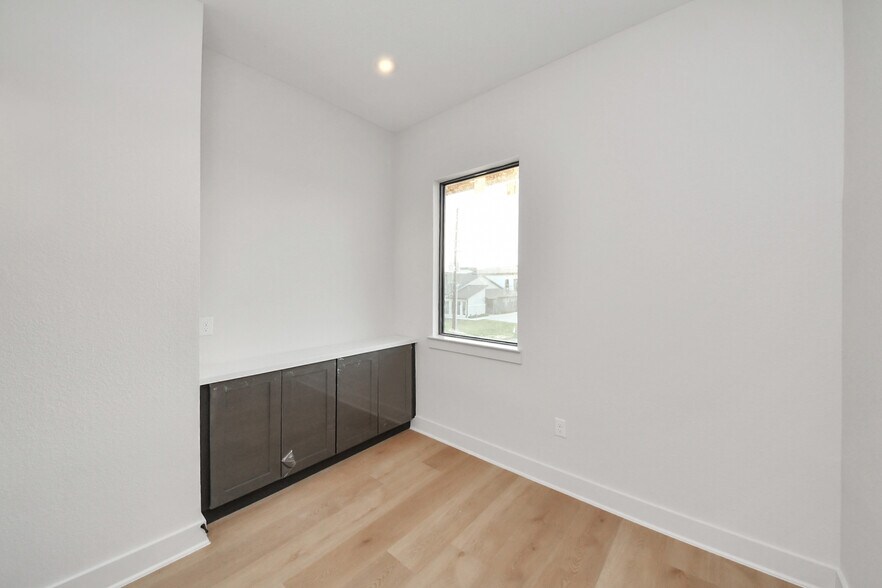 More Photos Of 220 Bella Katy Dr, Katy Office Residential For Lease