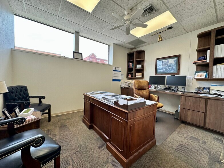 More Photos Of 705 Lamar St, Wichita Falls Office For Sale