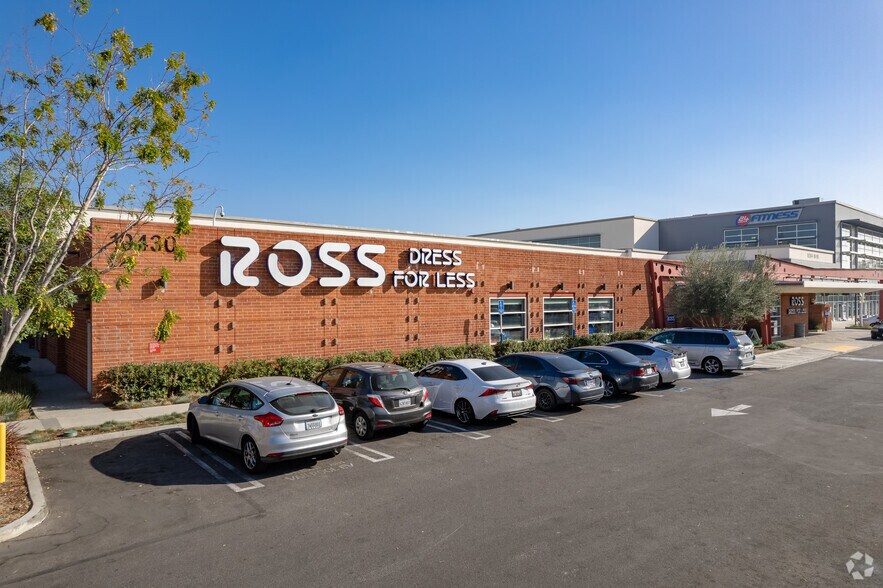 More Photos Of 10400 Sepulveda Blvd, Mission Hills Unknown For Lease