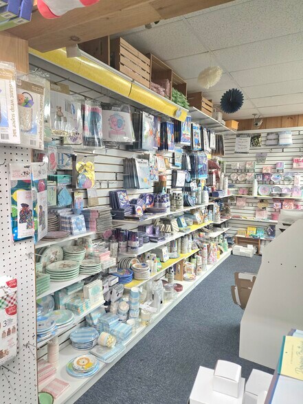 More Photos Of 242 Vineyard Haven Rd, Edgartown Storefront For Sale