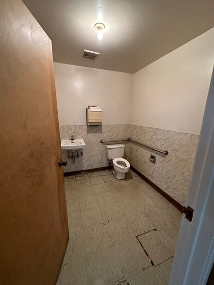 More Photos Of 2549 Yosemite Blvd, Modesto Warehouse For Lease