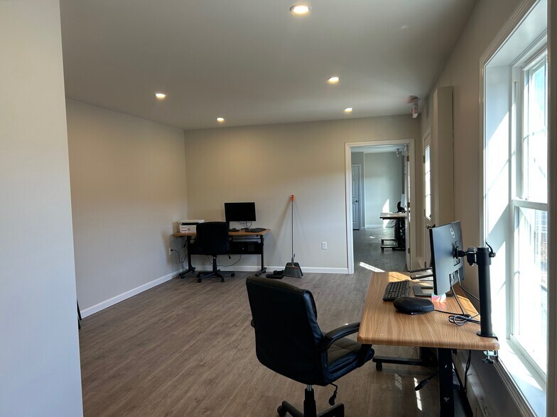 More Photos Of 6 Oxbow Pond Rd, Canterbury Flex For Lease