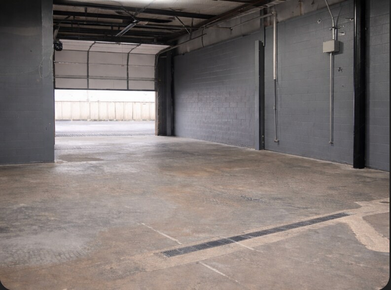 More Photos Of 1007-1013 Sill Ave, Aurora Warehouse For Lease