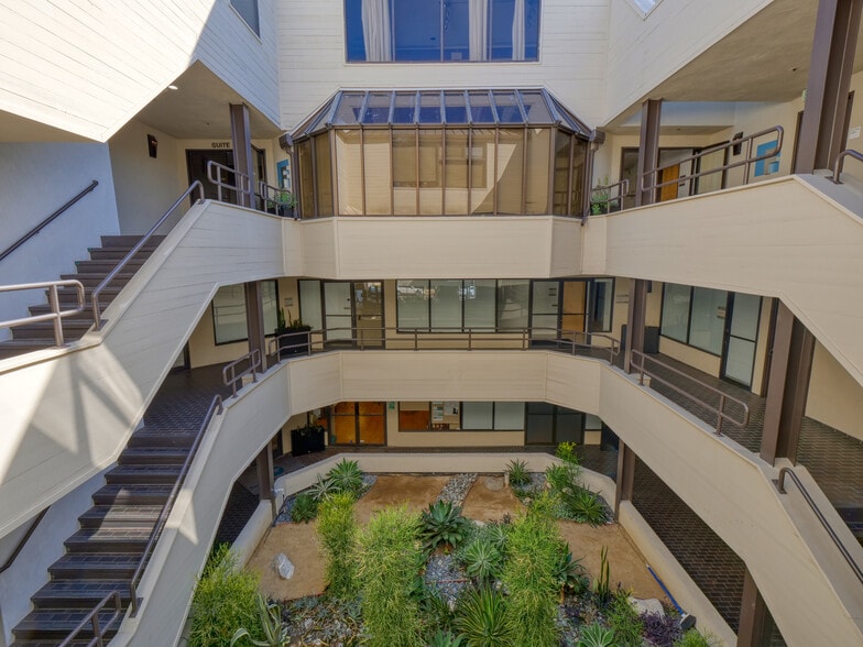 More Photos Of 860 Via de la Paz, Pacific Palisades Office Residential For Lease