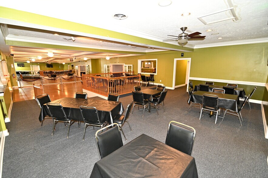 More Photos Of 7670 Hawthorne Rd, La Plata Bar For Sale