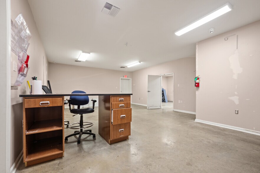 More Photos Of 106 Abigayles Row, Scott Warehouse For Sale