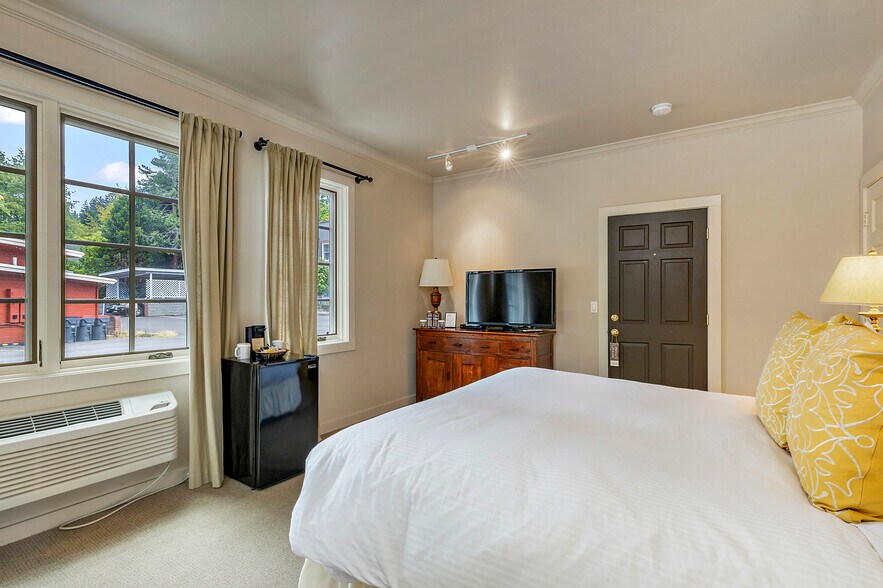 More Photos Of 240 E California St, Jacksonville Hotel For Sale