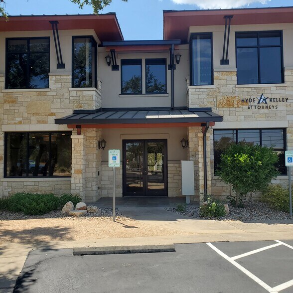 More Photos Of 2806 Flintrock Trace, Lakeway Loft Creative Space For Sale