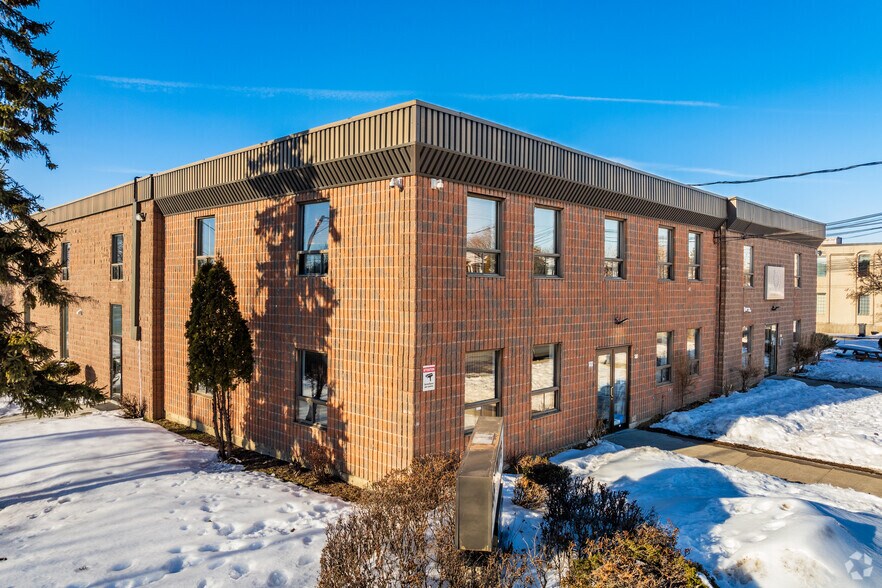 More Photos Of 7501-7521 Av M.-B.-Jodoin, Montréal Showroom For Lease