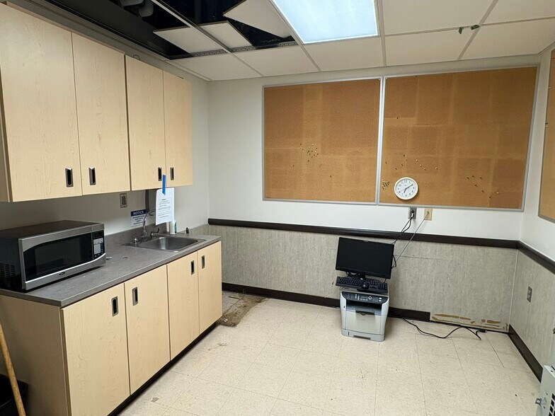 More Photos Of 1000 N Williams St, Paulding Drugstore For Sale