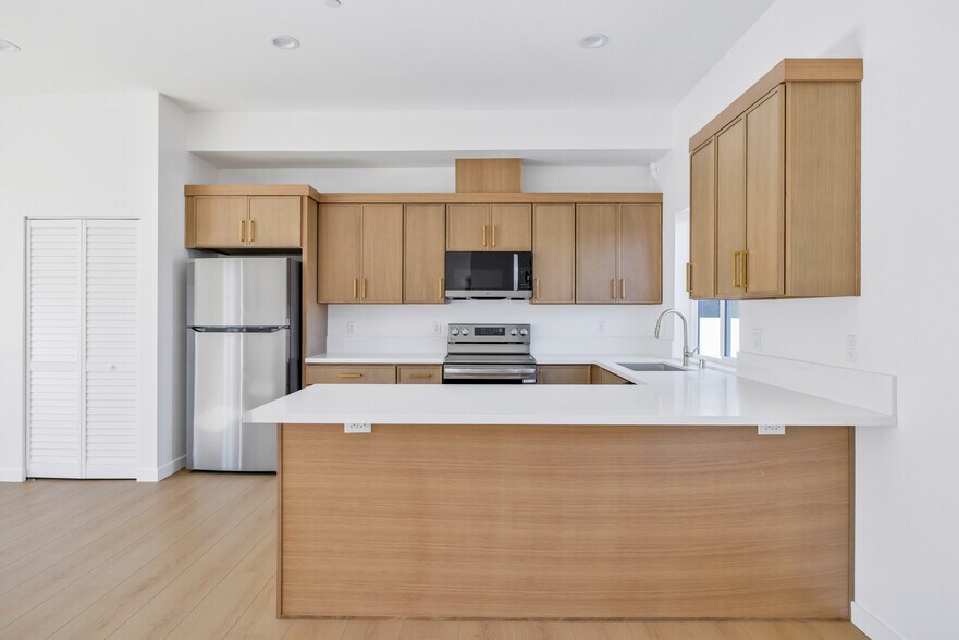 More Photos Of 10905 Dalerose Ave, Inglewood Multifamily For Sale