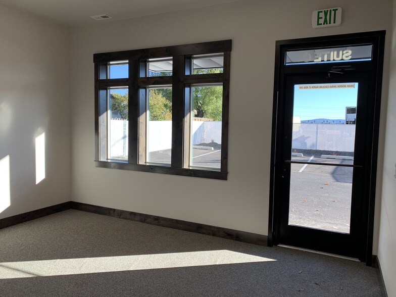 More Photos Of 4206 N Best Rd, Spokane Valley Showroom For Lease