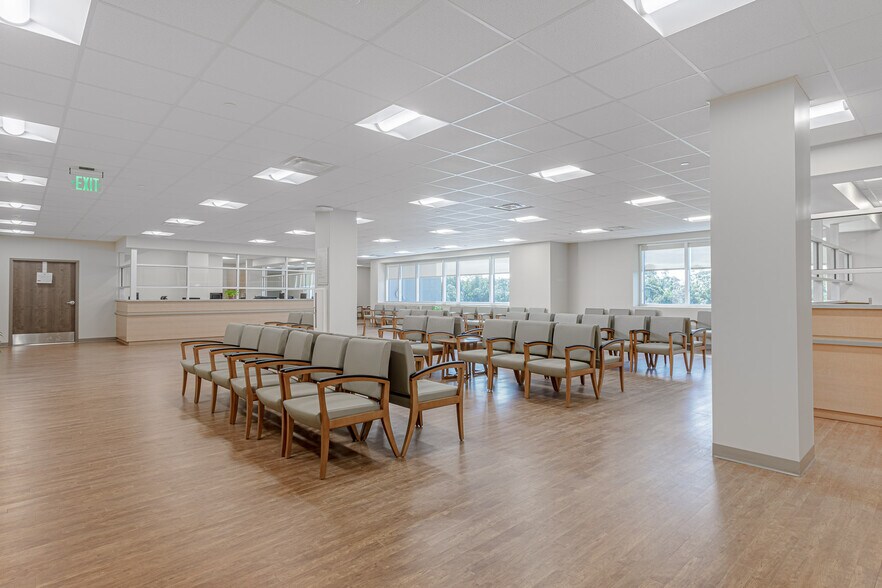 More Photos Of 6376 Pine Ridge Rd, Naples Medical For Lease