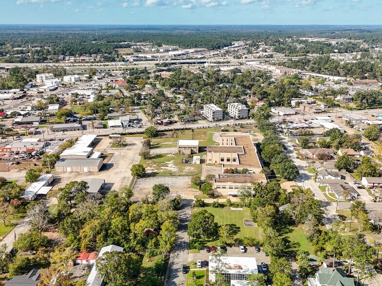 More Photos Of 601 W Lewis St, Conroe Flex For Sale