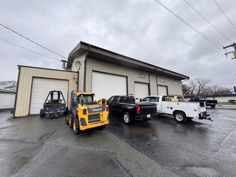 More Photos Of 15 Lower Hudson Ave, Green Island Auto Repair For Lease