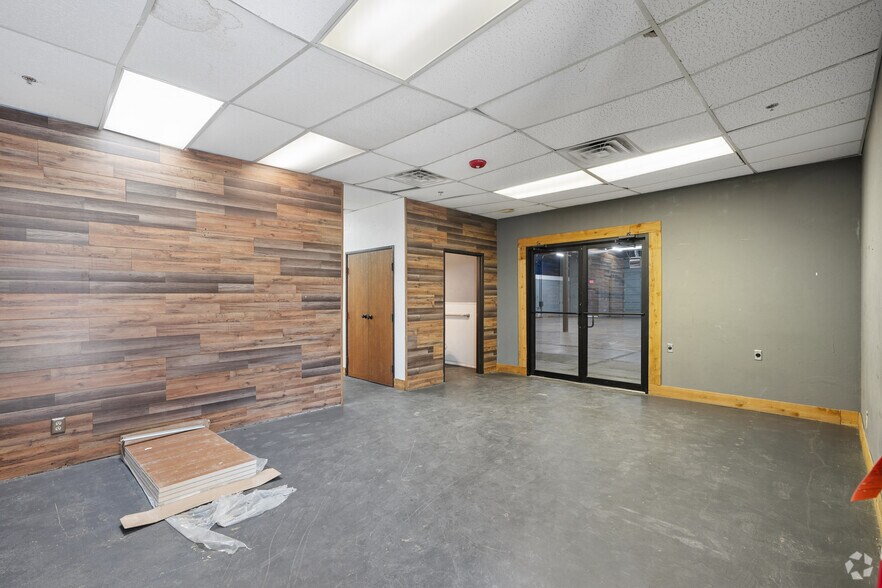 More Photos Of 1400 Summit Ave, Plano Showroom For Lease