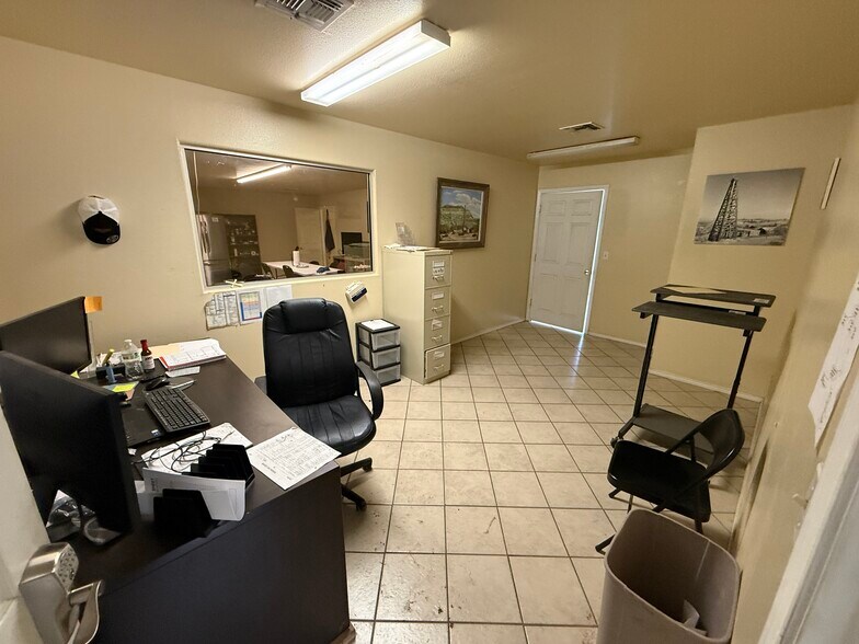 More Photos Of 115 Wyoming Blvd, Pleasanton Warehouse For Lease