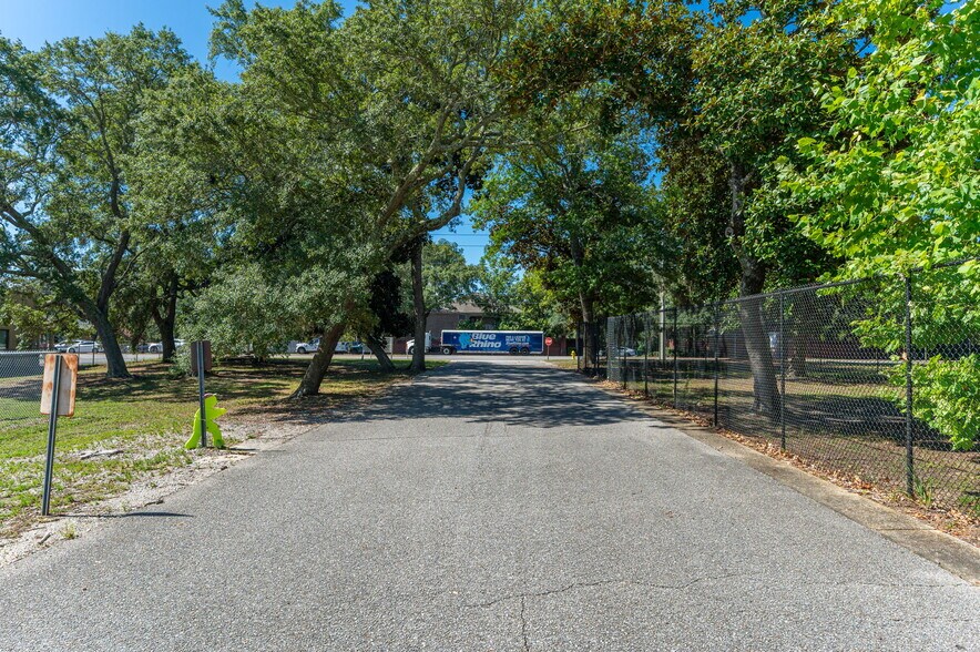 More Photos Of 320 E Miracle Strip Pky, Mary Esther General Retail For Sale