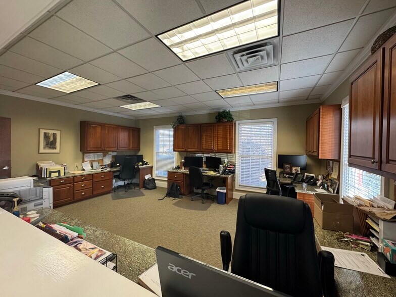 More Photos Of 190 Hawthorne Park, Athens Office For Sale