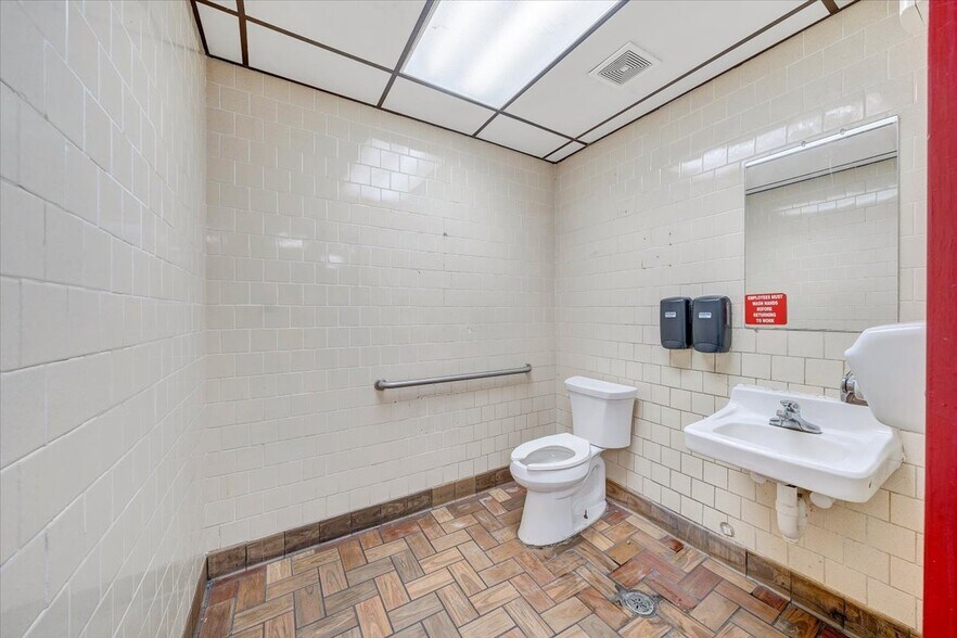 More Photos Of 1000 Electric Rd, Salem Convenience Store For Sale