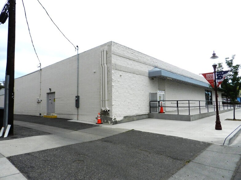More Photos Of 601 E Main St, Montrose Freestanding For Sale