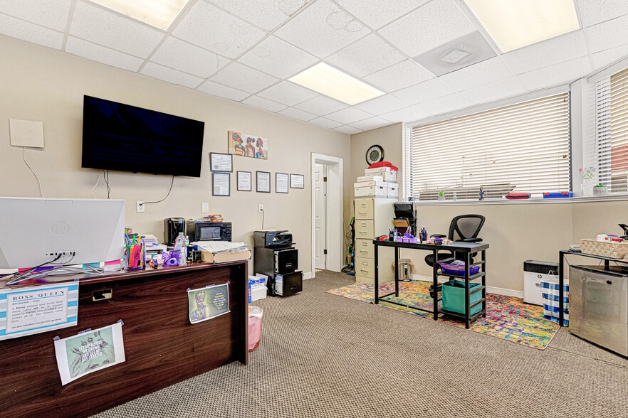 More Photos Of 10 W Williamsburg Rd, Sandston Office For Sale