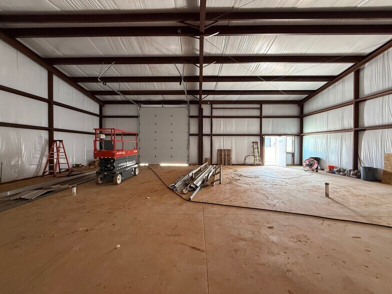 More Photos Of 7717 NW 81st Cir, Oklahoma City Warehouse For Lease