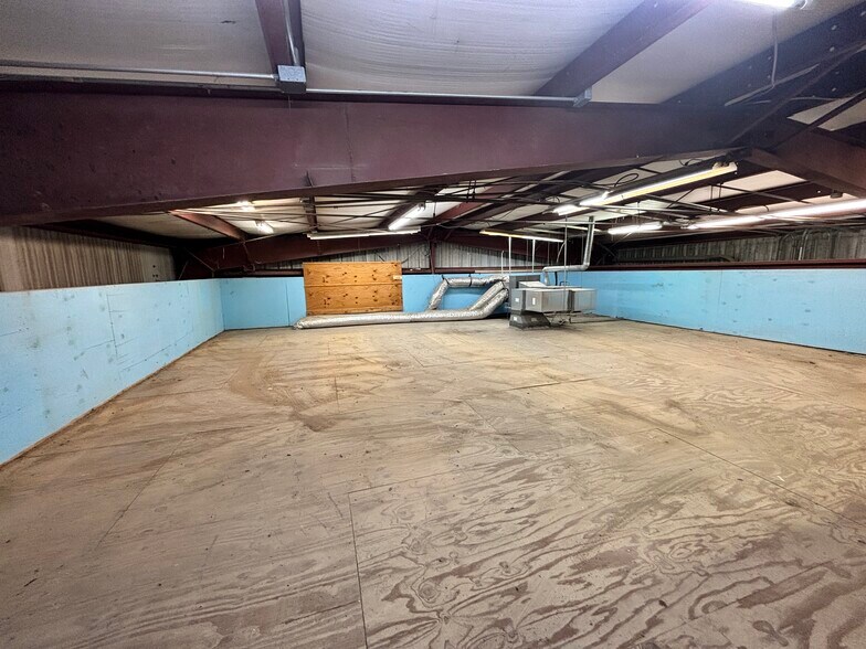 More Photos Of 10959 Highway 290 W, Brenham Warehouse For Sale