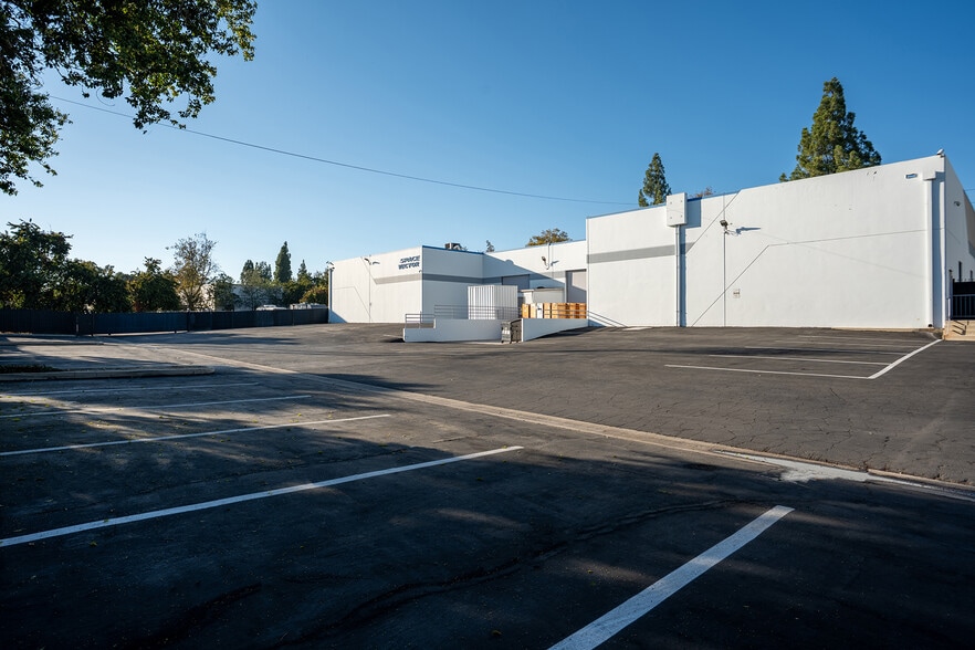More Photos Of 20520 Nordhoff St, Chatsworth Industrial For Sale