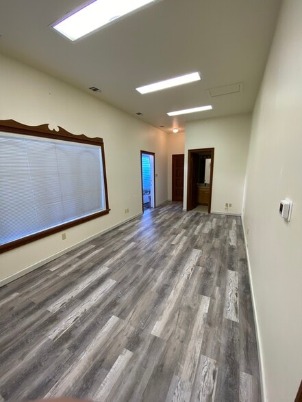 More Photos Of 216 N Cloverdale Blvd, Cloverdale Office Residential For Lease